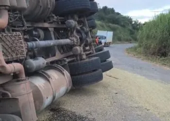 Carreta carregada com café tomba e interdita trânsito na Perimetral de Alfenas