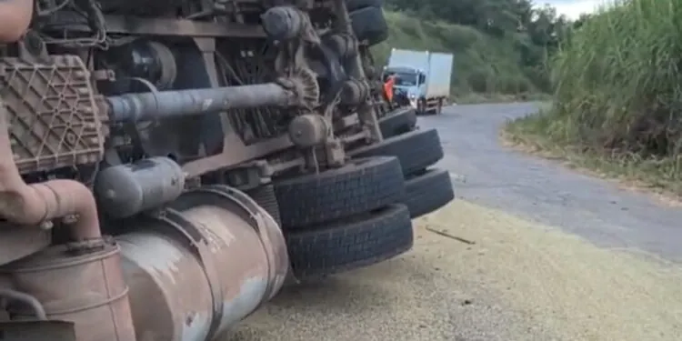 Carreta carregada com café tomba e interdita trânsito na Perimetral de Alfenas