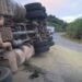 Carreta carregada com café tomba e interdita trânsito na Perimetral de Alfenas