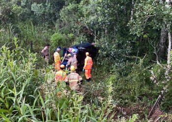 Carro capota na BR-267 durante chuva e motorista é socorrida no Sul de Minas