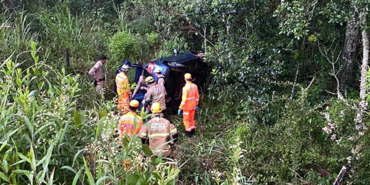 Carro capota na BR-267 durante chuva e motorista é socorrida no Sul de Minas