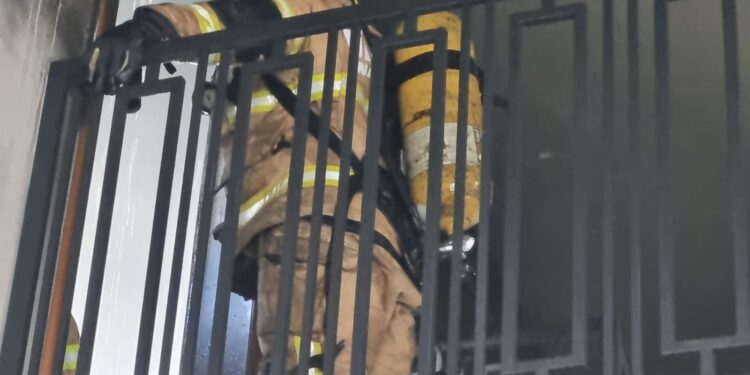 VÍDEO: Bombeiros combatem incêndio em residência no bairro Ponte Alta, em Extrema