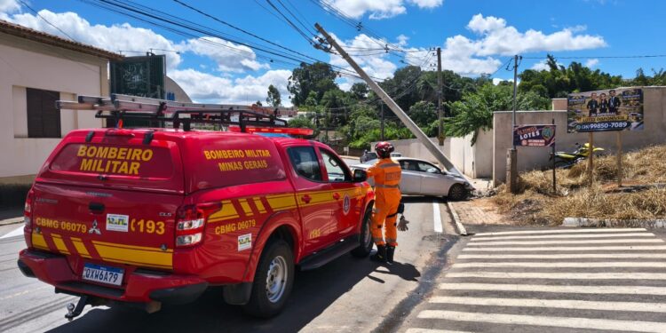 Acidente com poste mobiliza Bombeiros em Guaxupé após possível mal súbito de motorista