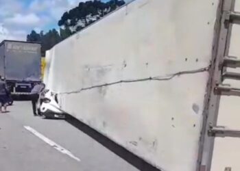 URGENTE: Motorista dos Correios morre após carreta tombar sobre veículo na Fernão Dias, em Camanducaia