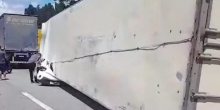 URGENTE: Motorista dos Correios morre após carreta tombar sobre veículo na Fernão Dias, em Camanducaia