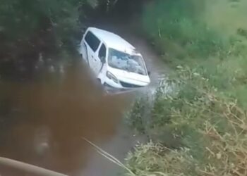 Van de funerária cai dentro de rio na zona rural de Machado