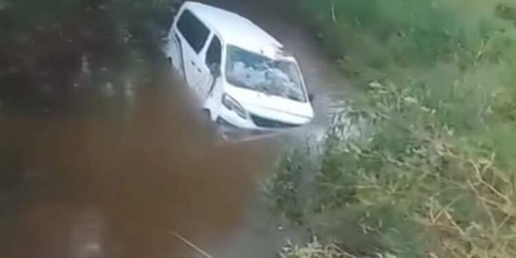 Van de funerária cai dentro de rio na zona rural de Machado
