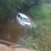 Van de funerária cai dentro de rio na zona rural de Machado