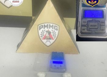 Suspeito foge por telhados, cai e acaba preso com cocaína