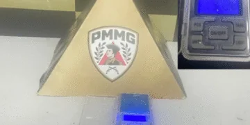 Suspeito foge por telhados, cai e acaba preso com cocaína