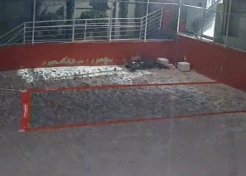 VÍDEO: Motociclista invade clube após perder controle da moto em Passos