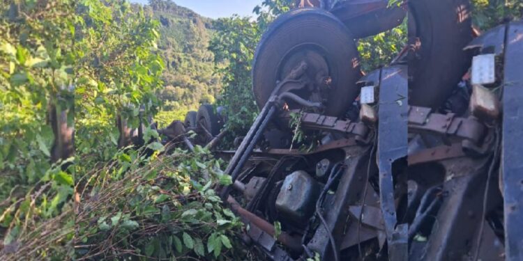 Homens de 30 e 60 anos morrem em acidente na BR-265 entre Alpinópolis e Bom Jesus da Penha