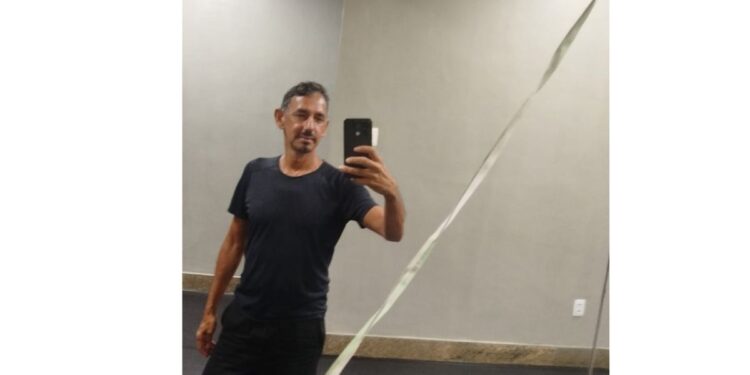 Carmelitano vive Professor Girafales no teatro carioca