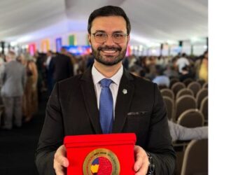 Prefeito de Alpinópolis comemora mais um Selo Ouro na educação