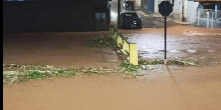 VÍDEO URGENTE: Córrego transborda em Conceição da Aparecida, alaga ruas e invade casas