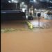 VÍDEO URGENTE: Córrego transborda em Conceição da Aparecida, alaga ruas e invade casas