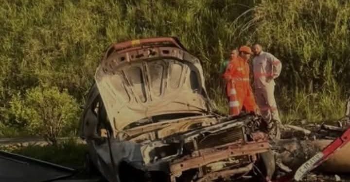 Carro pega fogo após colisão e jovem morre na BR-381