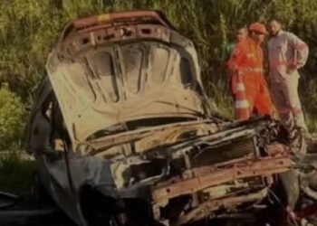 Carro pega fogo após colisão e jovem morre na BR-381