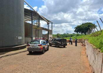 LAMENTÁVEL | Homem é localizado sem vida dentro de carga de soja em caminhão em Carmo do Rio Claro (MG)