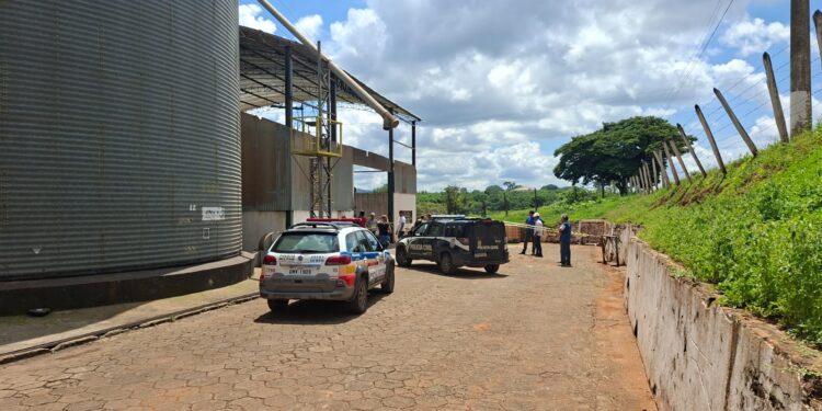 LAMENTÁVEL | Homem é localizado sem vida dentro de carga de soja em caminhão em Carmo do Rio Claro (MG)