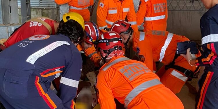 Trabalhador fica gravemente ferido após queda em fosso de elevador em Alfenas