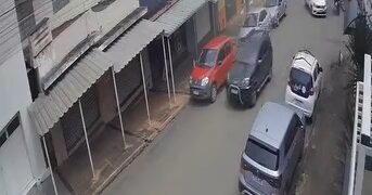 VÍDEO | Acidente entre carro e motocicleta é registrado por câmeras no Centro de Areado (MG)