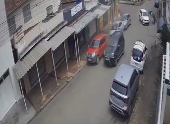 VÍDEO | Acidente entre carro e motocicleta é registrado por câmeras no Centro de Areado (MG)