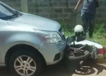 VÍDEO: Acidente entre carro e moto mobiliza resgate