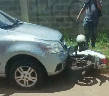 VÍDEO: Acidente entre carro e moto mobiliza resgate