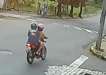 VÍDEO: Motociclista sem CNH e com suspeita de embriaguez bate em poste e fica ferido