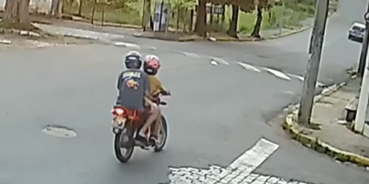 VÍDEO: Motociclista sem CNH e com suspeita de embriaguez bate em poste e fica ferido