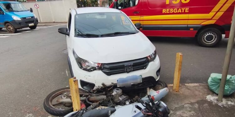 Colisão entre carro e motocicleta deixa homem ferido no centro de Alfenas