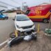 Colisão entre carro e motocicleta deixa homem ferido no centro de Alfenas