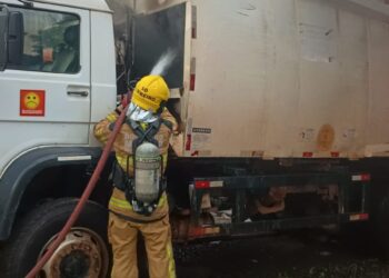 Incêndio em caminhão de coleta é controlado no Distrito Industrial de Alfenas