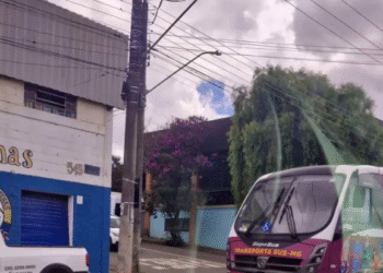Homem impede trânsito e afeta pacientes do SUS em Alfenas