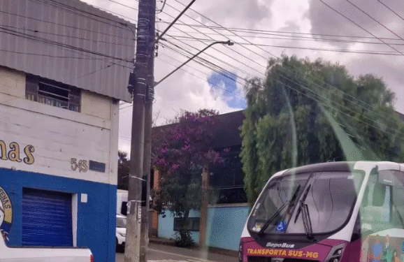 Homem impede trânsito e afeta pacientes do SUS em Alfenas