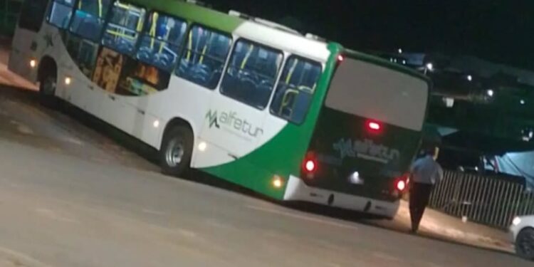 Ônibus da Alfetur fica preso em desnível de rua em Alfenas