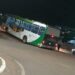 Ônibus da Alfetur fica preso em desnível de rua em Alfenas