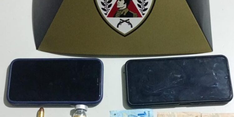 Homem é preso pela PM por tráfico de drogas em Alpinópolis (MG)