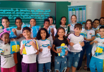 Alunos da rede municipal de Carmo do Rio Claro recebem material do Sistema Etapa e novos uniformes escolares