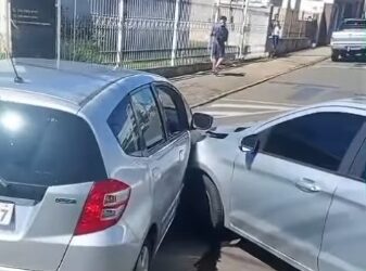 Batida entre dois carros é registrada em cruzamento movimentado de Alfenas