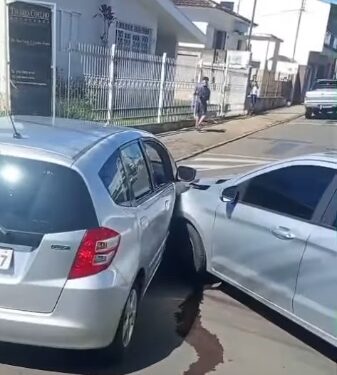 Batida entre dois carros é registrada em cruzamento movimentado de Alfenas