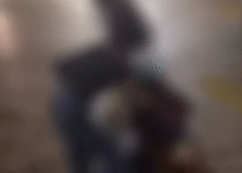 VÍDEO CENAS FORTES: Adolescente desmaia após levar chute violento no rosto durante briga na rua