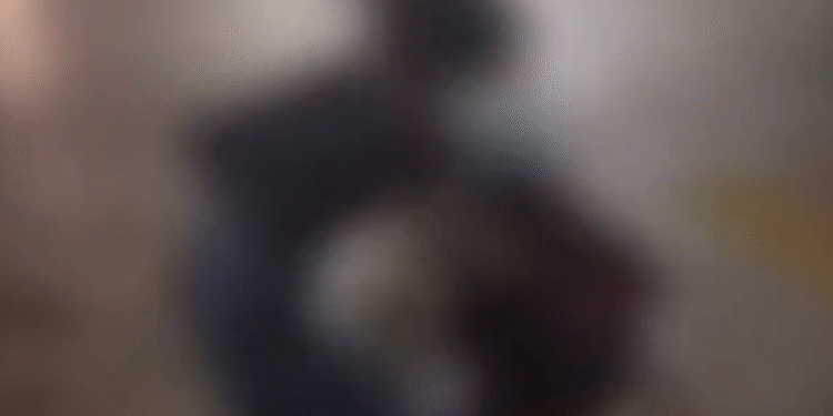 VÍDEO CENAS FORTES: Adolescente desmaia após levar chute violento no rosto durante briga na rua