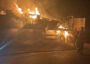 Carreta com carga de cimento é atingida por incêndio na BR-354, em Campo Belo