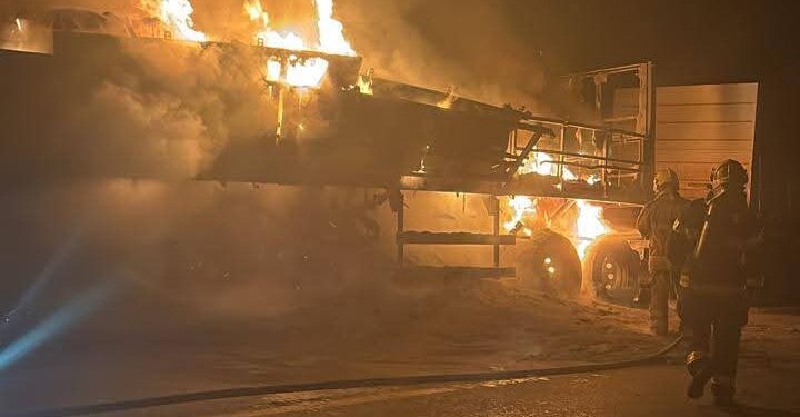 Carreta com carga de cimento é atingida por incêndio na BR-354, em Campo Belo
