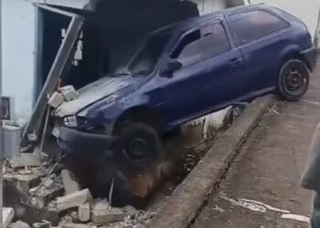 Carro desgovernado invade residência e assusta moradores em Nova Resende (MG)