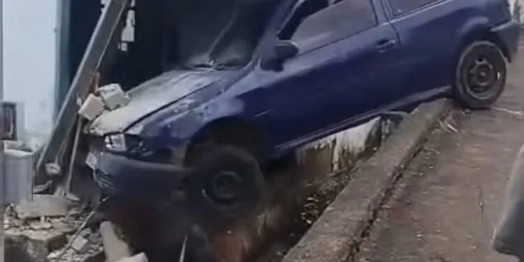 Carro desgovernado invade residência e assusta moradores em Nova Resende (MG)