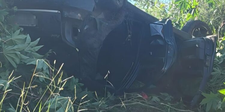 Jovem fica ferida em capotamento na rodovia que liga Serrania a Alfenas