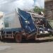 VÍDEO | Caminhão de coleta perde freios e colide contra residência em Passos (MG)